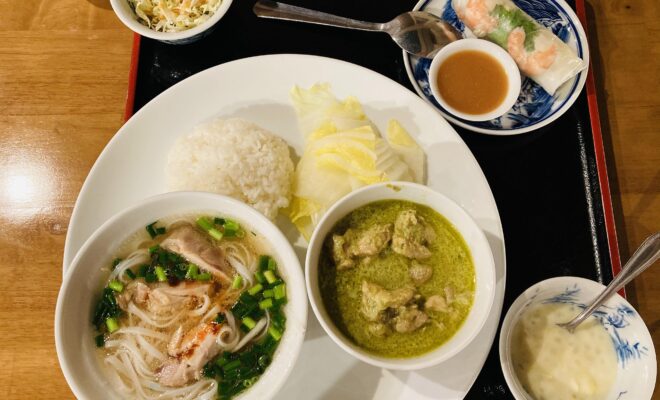 鶏肉フォーとグリーンカレー